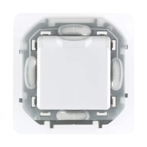 Розетка 2К+З IP 44 с откидной крышкой и шторками 16 А 250 В Legrand Inspiria 673740 белый